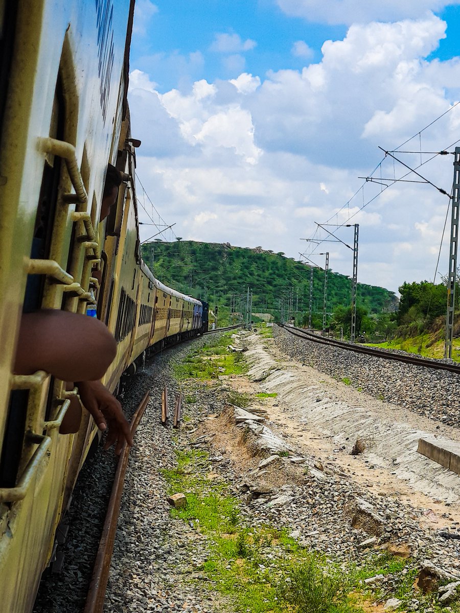 जोधपुर-अजमेर रूट की सबसे शानदार ट्रेन रानीखेत एक्सप्रेस| 
.
ये ट्रेन किस किसको पसंद है ?