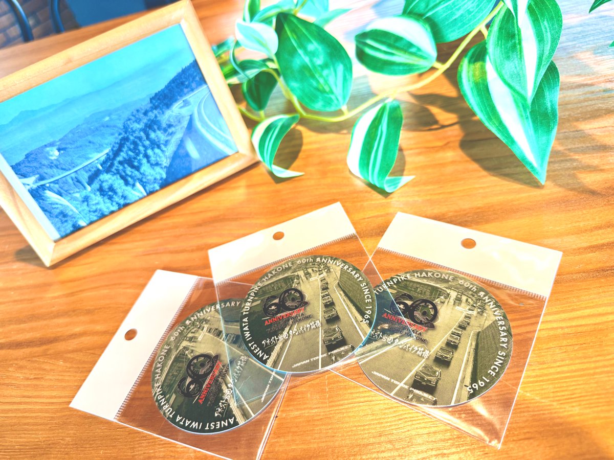 j_tohge's tweet image. 【📢販売店情報‼️】

神奈川県 アネスト岩田ターンパイク箱根(箱根ターンパイク)が開通60周年を迎えるということで「60周年記念コラボステッカー」を発売いたします✨ご期間中ぜひ来店くださいませ☺️

●販売期間：2025年7月26日～2025年12月
（なくなり次第終了）
●価格：500円（税込）…