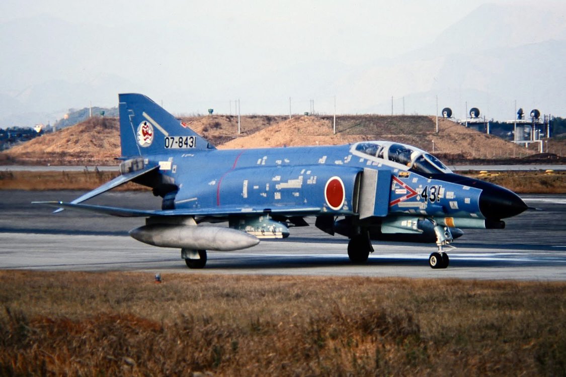 0w2pmY8c6oJ292i's tweet image. #これを見た人は何か青いものをあげる
#百里基地
#築城基地
戦競塗装機
塗装は似ていますが1枚目は305SQ
2枚目は304SQ 431はEJ改改修1号機