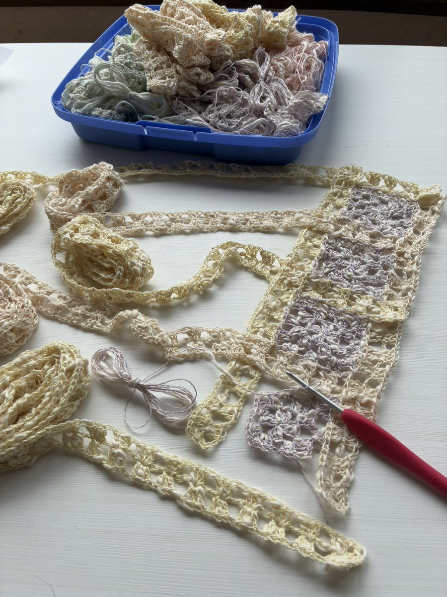 Math_crochet's tweet photo. 細長い帯状のパーツと中にはめ込む四角いパーツ
前回の六角形はとじ針でかがったけれど今回は中の四角の最終段で編みながらつないでいきました https://t.co/NOEUCQPe3p