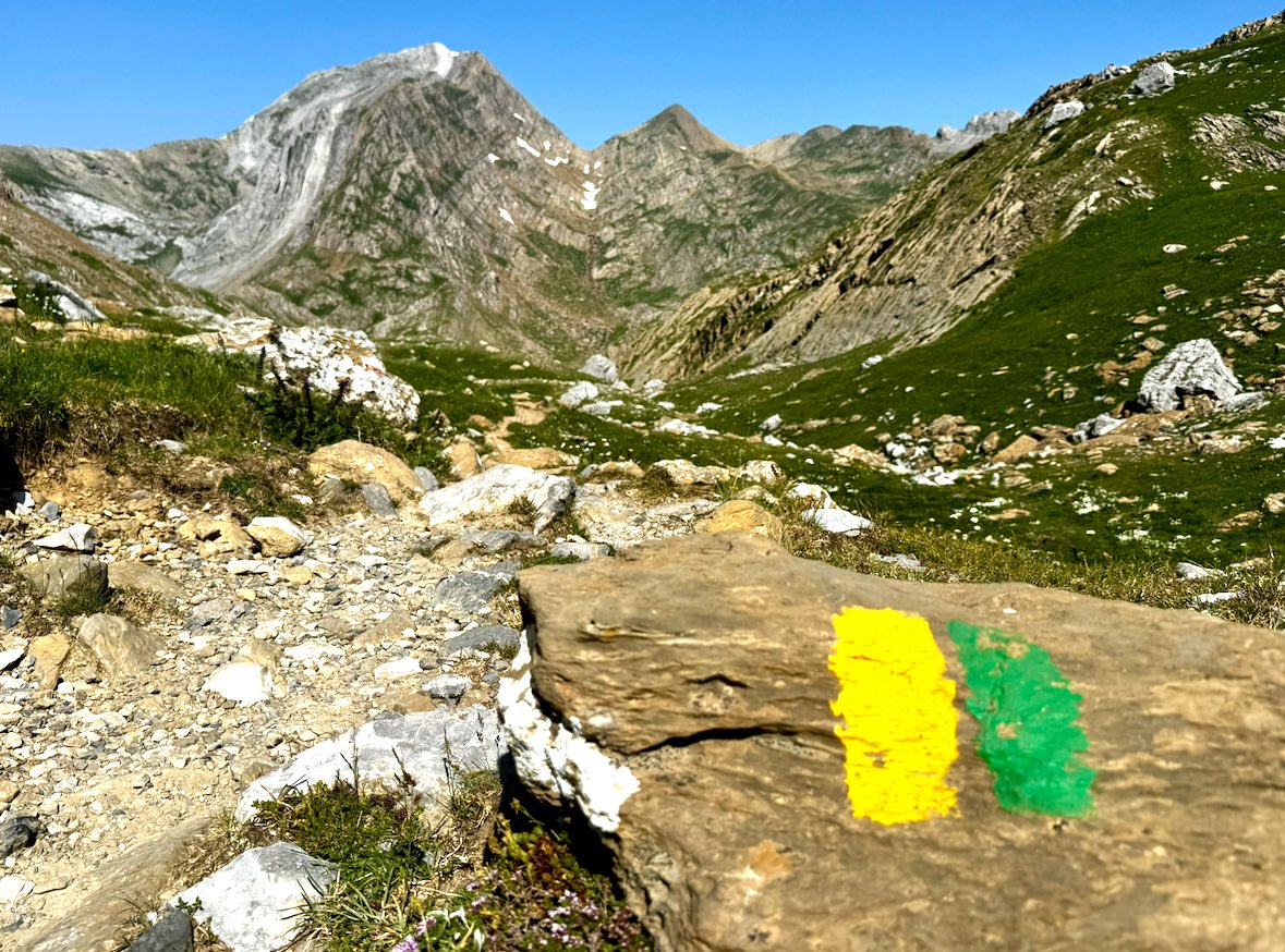 Senderos de montaña, un tesoro: De gran recorrido, pequeño recorrido o locales…cada uno, un hilo para adentrarse en nuevas montañas 👌 
La senda de Camille, Somport a Selva de Oza por Lizara👉 mayayo.blogspot.com/2025/07/senda-… #camillemayayo
#pirineos