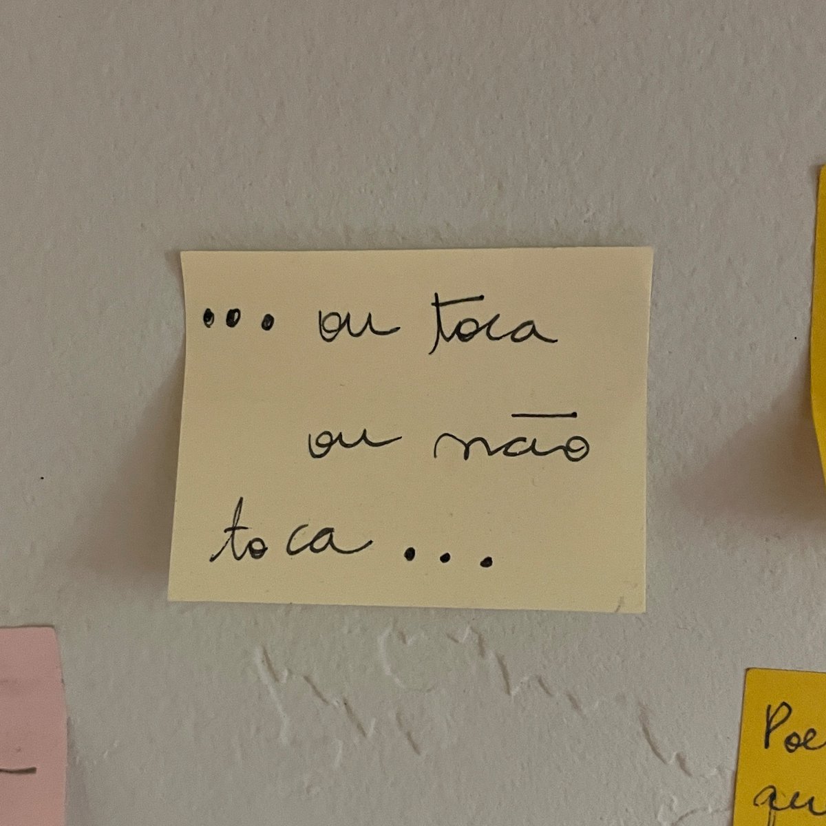 keurissima's tweet image. triste quando uma coisa tem tudo pra ser boa porém não comove. já diria um post it aleatoriamente colado na parede da minha amiga: