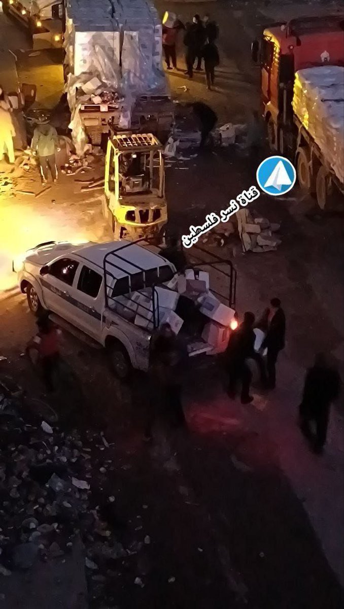 afalkhatib's tweet image. Hamas's police used pick-ups & donkey carts to steal aid throughout the Gaza war, especially during the ceasefire earlier this year, where hundreds of trucks entered the Strip daily. Right here before your eyes! But according to NGOs & media, there's still "no evidence" of theft.