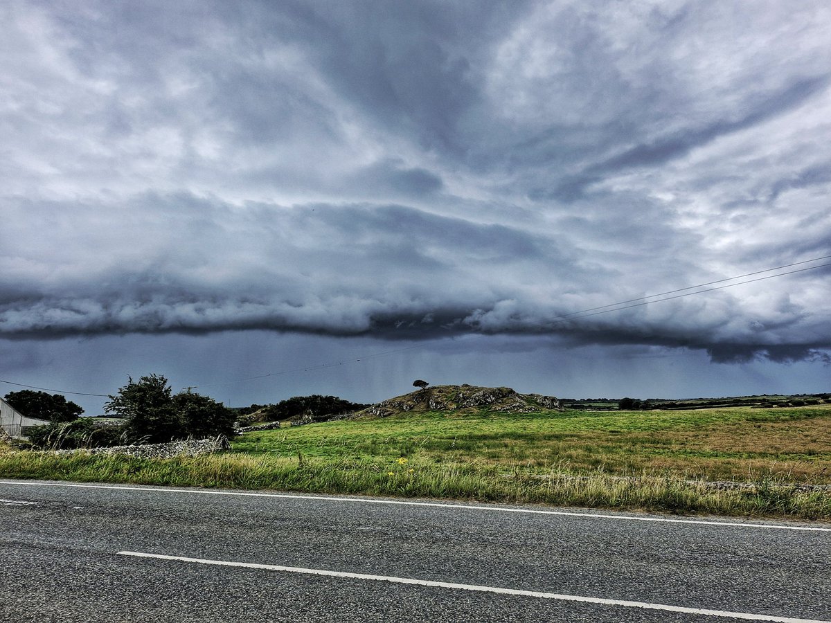 AntonWardPhoto's tweet image. Sunday afternoon #northwales #holyhead #Anglesey #wales #thunderstorm
#wales @Ruth_ITV @ItsYourWales @DerekTheWeather @metoffice @BBCWthrWatchers @Schafernaker @ChrisPage90 @ITVCharlieP @S4Ctywydd @WeatherAisling @StormHour @BBCWthrWatchers @Sue_Charles @SabrinaJayneLee