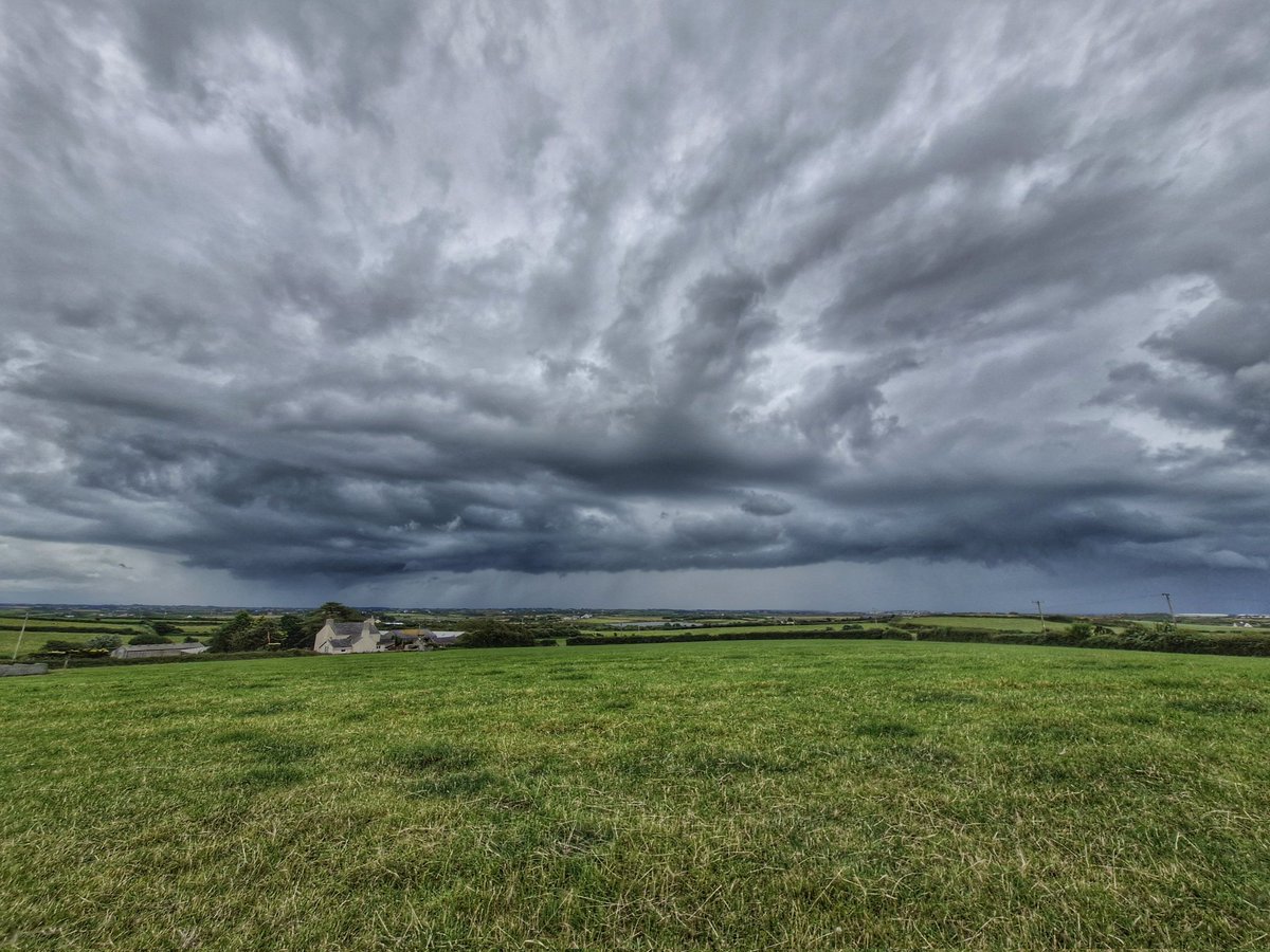AntonWardPhoto's tweet image. Sunday afternoon #northwales #holyhead #Anglesey #wales #thunderstorm
#wales @Ruth_ITV @ItsYourWales @DerekTheWeather @metoffice @BBCWthrWatchers @Schafernaker @ChrisPage90 @ITVCharlieP @S4Ctywydd @WeatherAisling @StormHour @BBCWthrWatchers @Sue_Charles @SabrinaJayneLee