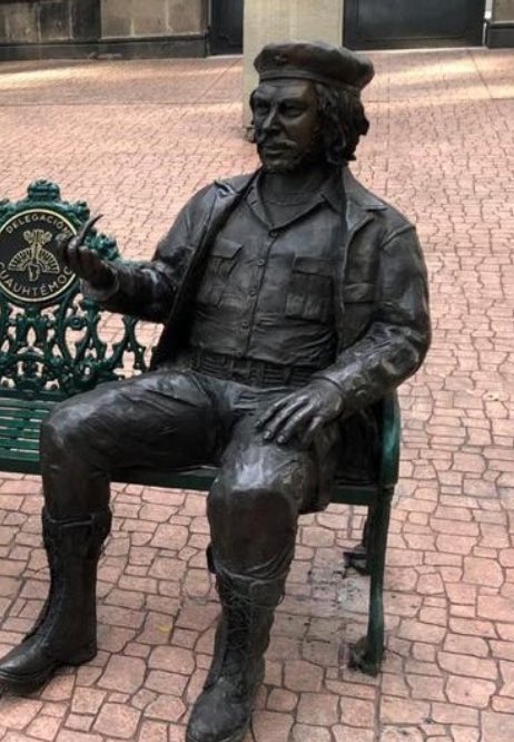 Las cifras varían: Amnistía Internacional y fuentes neutrales: estiman entre 105 ejecuciones documentadas y hasta más de 200.  Violador y asesino de madres y niñas ..   COMO PORQUE HAY PERSONAS QUE LE RINDEN CULTO A ESTE WEY?….. y la otra estatua da para muchas otras preguntas