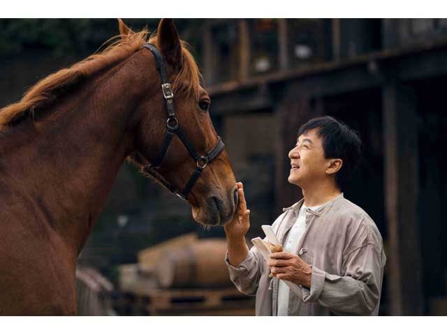 TABECHAUYO's tweet image. 『ライド・オン』老いたスタントマンと愛馬、そして愛娘との交流ドラマ。そこにジャッキーの50年に及ぶ生のアクション人生を全乗せしてるから込み上げるモノのレベルが違う。見せ場も流石の楽しさ。ジャッキーもこれで店じまいでも良さそうなのに、今またハイペースでアクション作ってるのがヤバい。