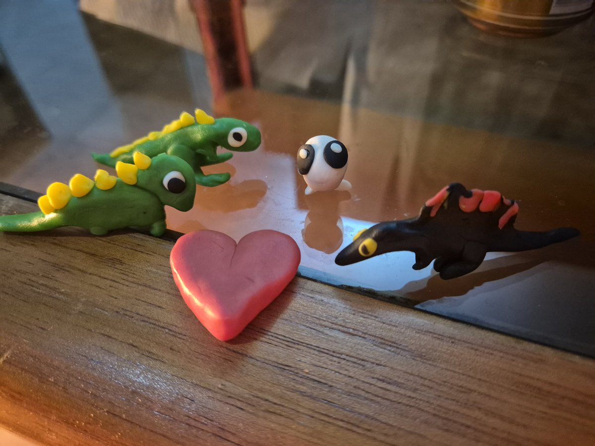 stayinhoIIywood's tweet image. con la jermu estamos haciendo bichitos con plastilina