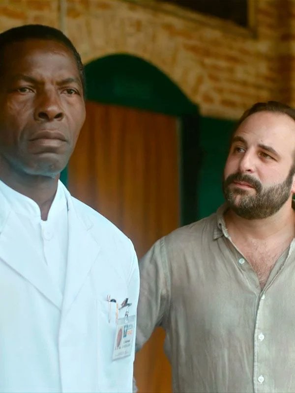 LitsaniChoukran's tweet photo. Le 25 septembre 2025, sortira en salles en France le film "Muganga – Celui qui soigne", un long-métrage bouleversant inspiré de la vie du Dr Denis Mukwege, Prix Nobel de la Paix et figure emblématique de la lutte contre les violences sexuelles en République démocratique du Congo.

Réalisé par Marie-Hélène Roux, le film met en lumière le combat humanitaire et médical du gynécologue congolais, incarné à l’écran par l’acteur Isaach De Bankolé, connu pour ses rôles puissants et engagés.

Muganga, qui signifie "celui qui soigne" en Lingala notamment, retrace le parcours d’un homme debout face à l’horreur, symbole de résistance et d’espoir pour des milliers de femmes victimes de violences. À travers cette œuvre poignante, la réalisatrice rend hommage à une figure africaine d’envergure mondiale, tout en sensibilisant le grand public à une réalité souvent ignorée.