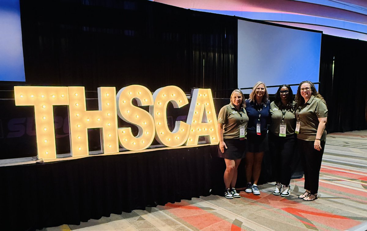 CoachAwolf's tweet image. Standing next to 3 TEXAS HIGH SCHOOL BOARD OF DIRECTORS!!
You read that right, 3!! These gal here, I love them and so proud of them.
Ain鈥檛 Nothin Soft About It!!
@THSCAcoaches
@queisha44 @RachelTorvik @hdw5707