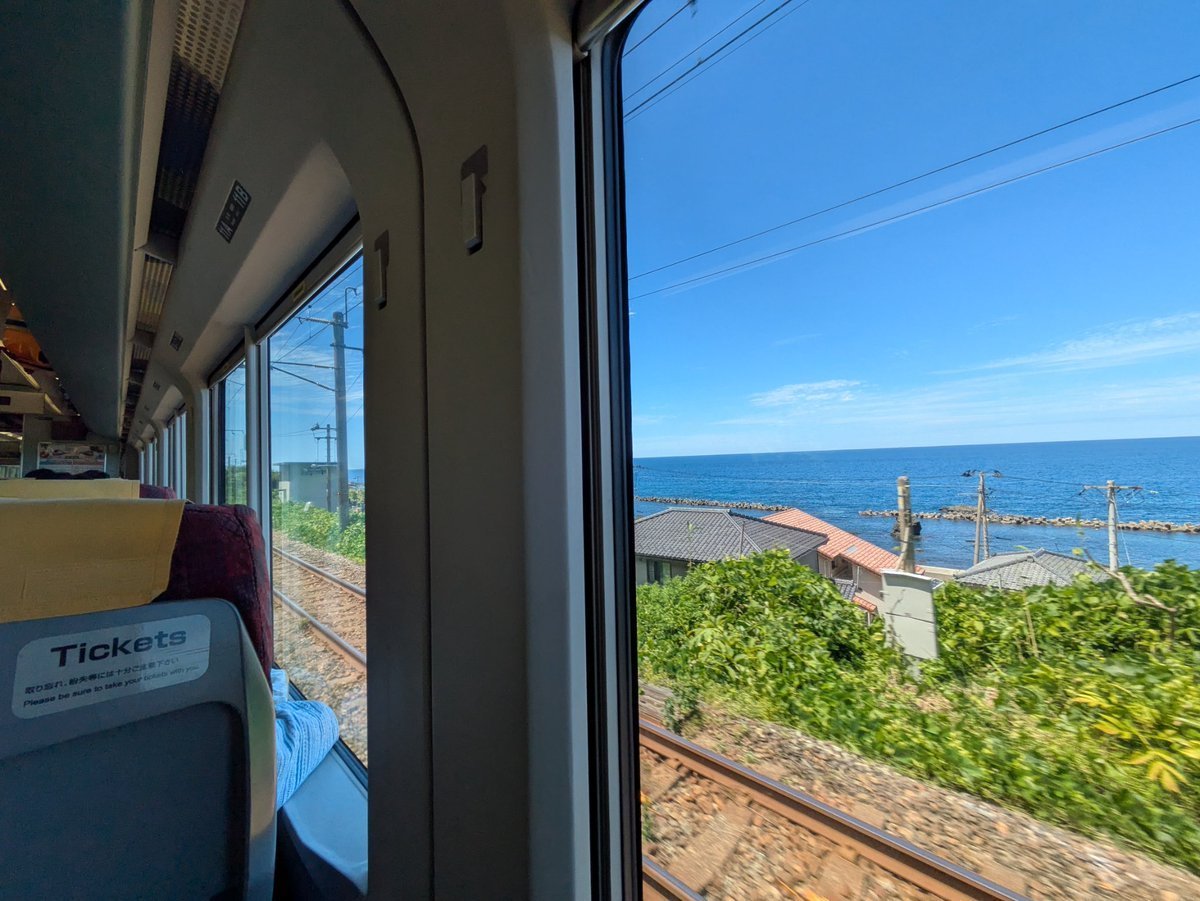 海沿いを走る特急列車などで浮き輪を持っている人を見かけると、この町には”列車に乗って海水浴に行く”という昔ながらのライフスタイルが今も残っているんだなぁと、心が温かくなる。