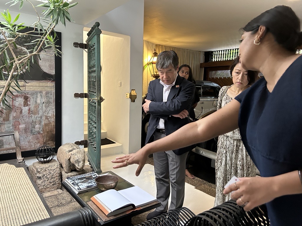JapanEmb_SL's tweet image. On 16th July, Ambassador ISOMATA and Madam ISOMATA visited Geoffrey Bawa’s Residence Number 11. They were greatly impressed by the Geoffrey Bawa’s ideas reflected throughout the residence. We found some commonalty with Japanese cultural values and philosophies from his works.