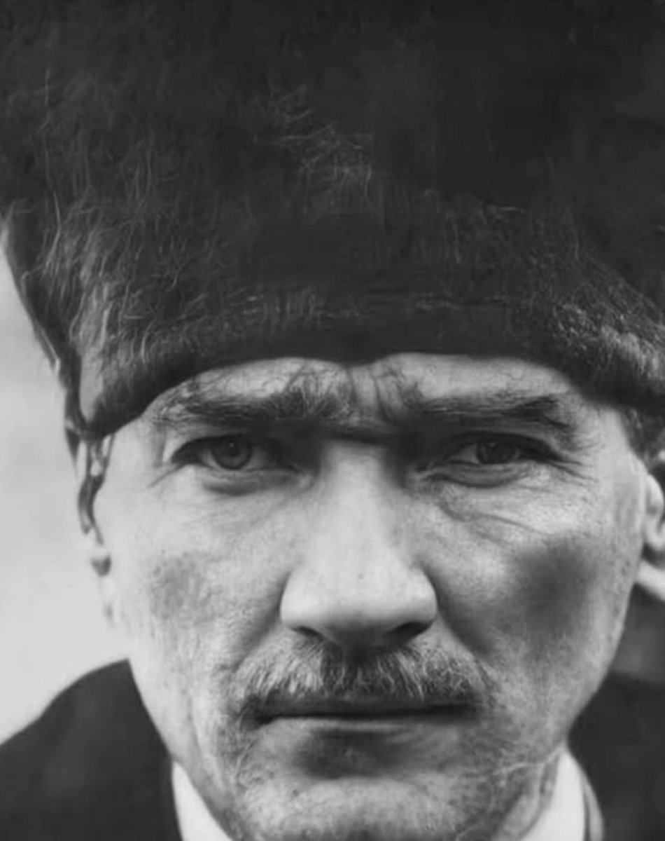 Ve yıldızlar öyle ışıltılı, öyle ferahtılar ki 
şayak kalpaklı adam 
nasıl ve ne zaman geleceğini bilmeden 
güzel, rahat günlere inanıyordu…

#günaydın güzel ve rahat günlerin umuduyla