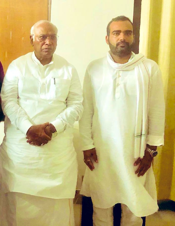 rahulraoinc's tweet photo. कांग्रेस अध्यक्ष आदरणीय श्री @kharge जी को जन्मदिवस की हार्दिक शुभकामनाएँ ।
आपका संघर्षपूर्ण जीवन, सामाजिक न्याय के प्रति प्रतिबद्धताऔर संविधानिक मूल्यों की रक्षा हेतु सतत प्रयास हम सभी के लिए प्रेरणास्रोत है।
ईश्वर आपको उत्तम स्वास्थ्य, दीर्घायु और
जनसेवा के पथ पर निरंतर सफलता प्रदान करे।
#MallikarjunKharge #CongressPresident #HappyBirthdayKhargeJi