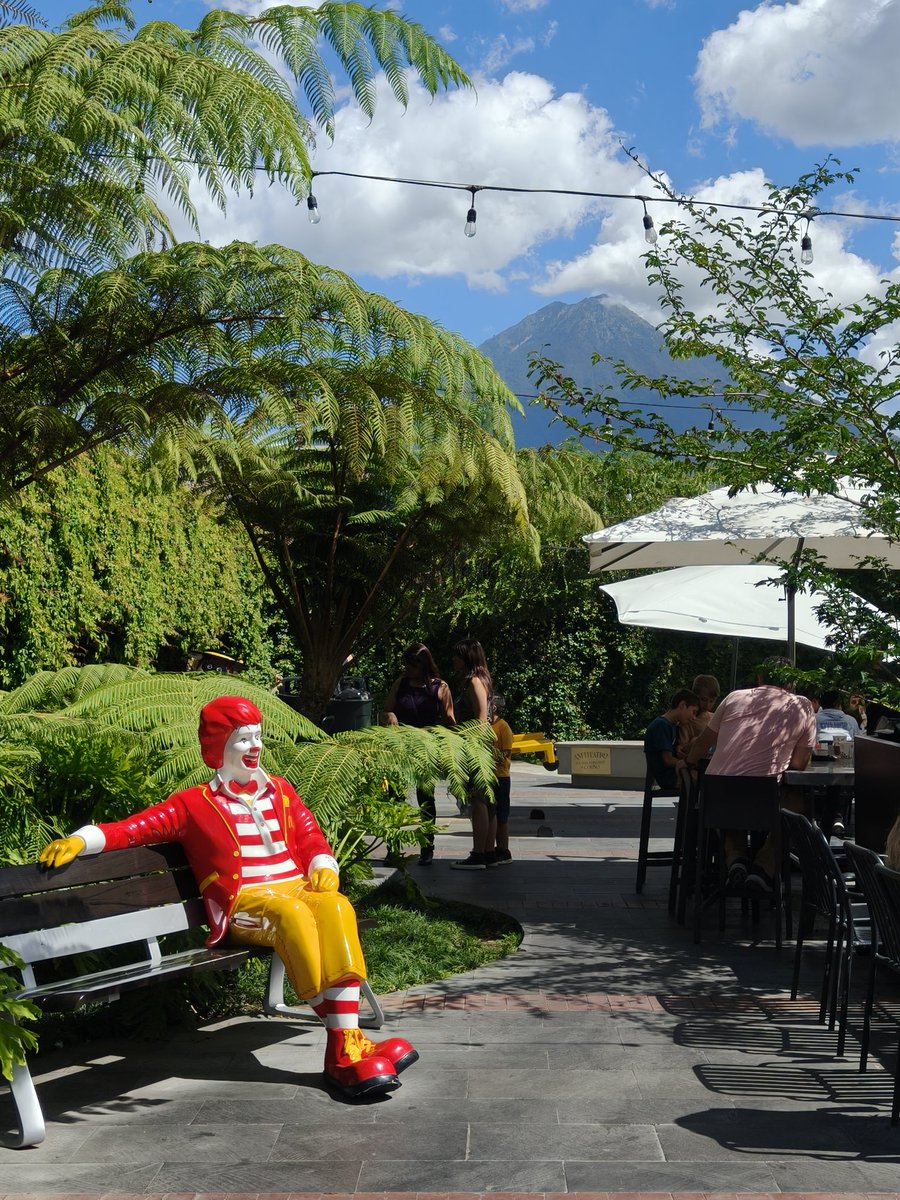 futsuu_03's tweet image. 「世界一美しいマクドナルド」って一体何軒あるの…。グアテマラのアンティグアにあるマクドナルドも「世界一美しい」「世界一有名」「世界一贅沢」とか色々言われているので行ってみた。コロニアルな建物の中に中庭があってアグア火山が見える。確かにきれいだけど世界一美しいとは思わなかった。が「…