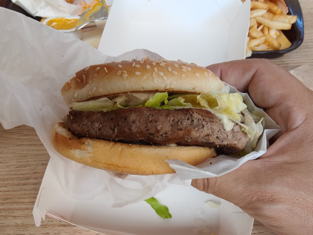 futsuu_03's tweet image. 「世界一美しいマクドナルド」って一体何軒あるの…。グアテマラのアンティグアにあるマクドナルドも「世界一美しい」「世界一有名」「世界一贅沢」とか色々言われているので行ってみた。コロニアルな建物の中に中庭があってアグア火山が見える。確かにきれいだけど世界一美しいとは思わなかった。が「…