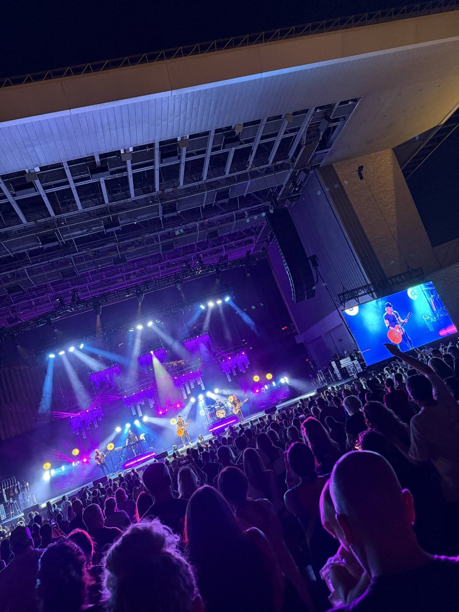 brooksbratten's tweet image. Childhood favorites still just as good tonight. Bravo, @dashboardmusic & @googoodolls ❤️