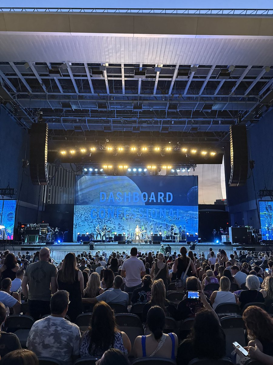brooksbratten's tweet image. Childhood favorites still just as good tonight. Bravo, @dashboardmusic & @googoodolls ❤️