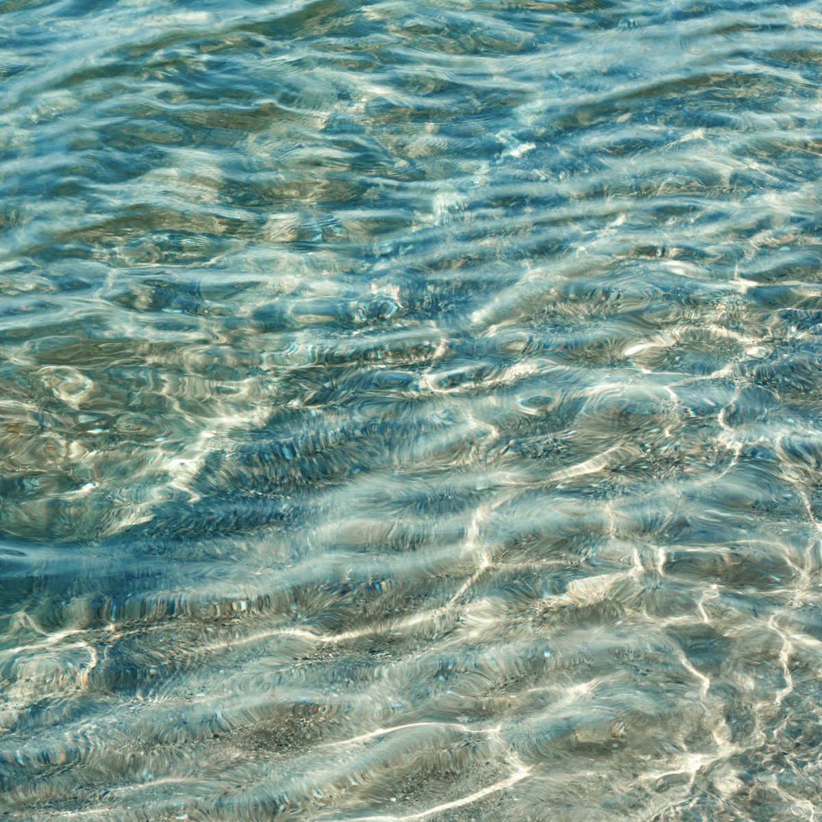 すべてを忘れて
ただ、波のリズムに身をゆだねる

風も、声も、
遠くへ溶けていった

ひかりは　水のゆりかごで
そっと踊っていた

心も　ひとしずくだけ
自由になる日

#海の日 #詩と写真 #ヒデローのことば #光のゆらぎ #夏のひととき