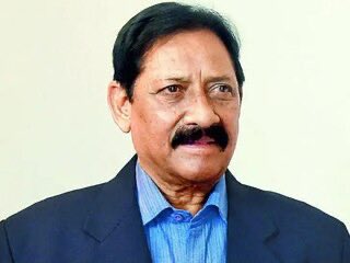 ShuklaRajiv's tweet image. Remembering former cricketer & former parliamentarian, Shri Chetan Chauhan ji on his birth anniversary. He could seamlessly blend sporting excellence with public service. He served the nation wearing Indian jersey and as a committed parliamentarian with dedication and dignity.