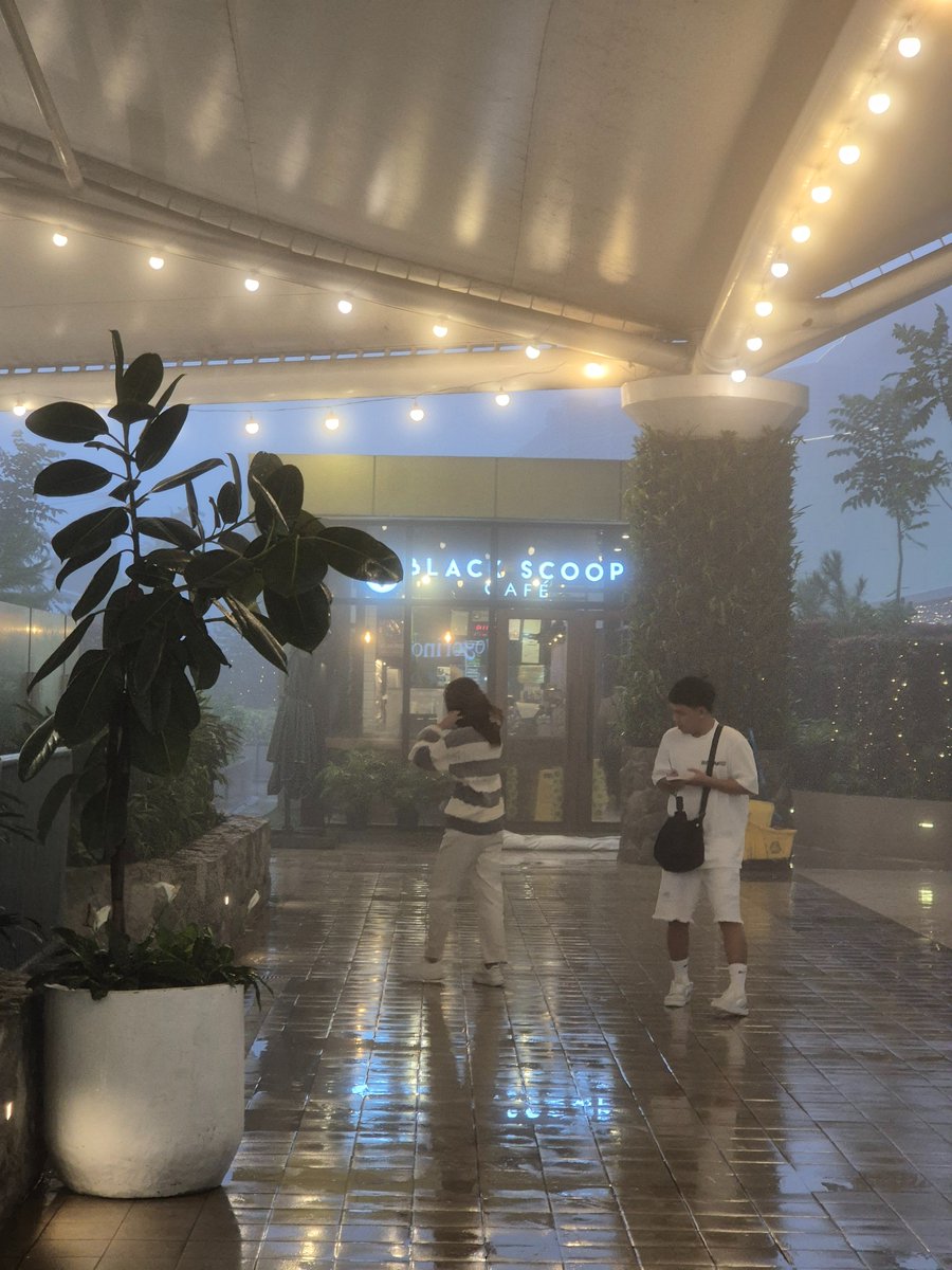 Mr_Copulate's tweet photo. Inabutan pa nga ng bagyo https://t.co/2J0BBLx0QQ