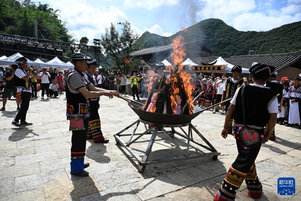 PDChinese's tweet photo. 【雲南多地歡度火把節】連日來，雲南多地歡度火把節，節日活動精彩紛呈，遊客如潮。 https://t.co/9rj1XgfC4c