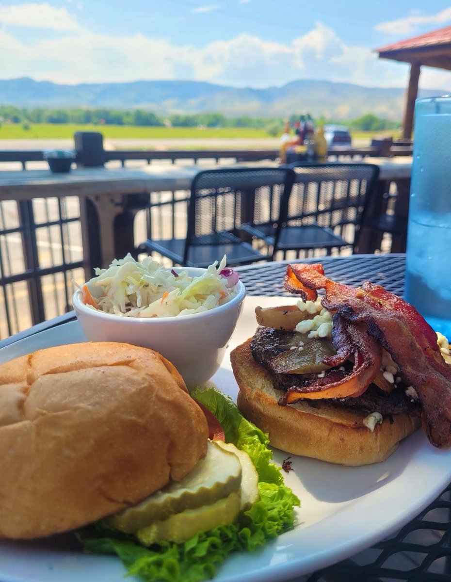 Amer1can_Barbie's tweet image. Got my burger 🍔 chugged my beers 🍻 gonna take my ass home and be thankful for the life I’ve been blessed with 🙏🏻 today was a seriously good day ❤️🥰❤️🥰❤️