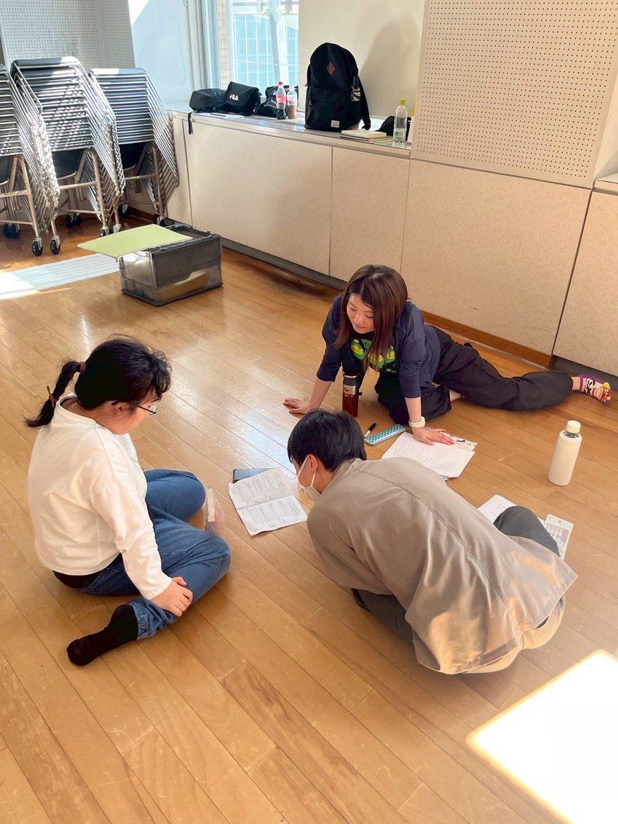 DoramaSf's tweet photo. 各チームに台本が配られました！

大人に混じり参加者の声が稽古場に響くのは非常に新鮮！
子供たちの発想には驚かされまする、あっという間に本番がきます。

ドキドキぃ

#福岡県教育文化奨学財団助成事業 
#劇ラボ実行委員会
#久留米
#演劇
#ワークショップ https://t.co/Lh05gMK8kD