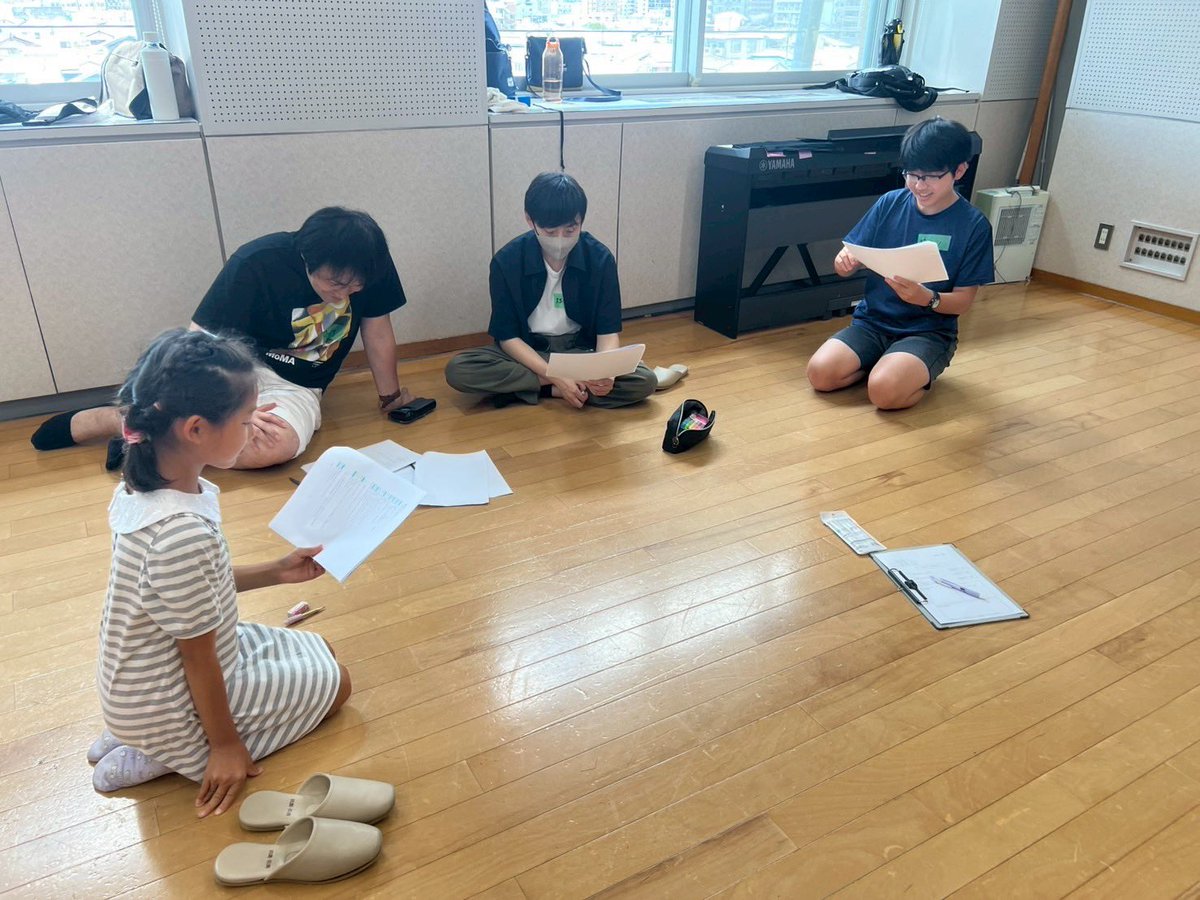 DoramaSf's tweet photo. 各チームに台本が配られました！

大人に混じり参加者の声が稽古場に響くのは非常に新鮮！
子供たちの発想には驚かされまする、あっという間に本番がきます。

ドキドキぃ

#福岡県教育文化奨学財団助成事業 
#劇ラボ実行委員会
#久留米
#演劇
#ワークショップ https://t.co/Lh05gMK8kD