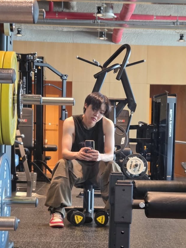 O613file's tweet image. J-HOPE OMG?!!