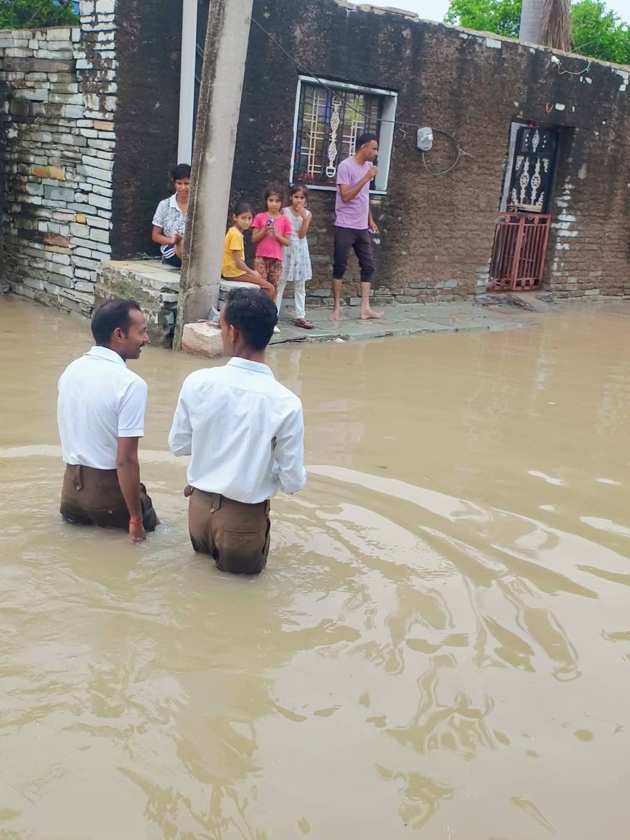 Friends of RSS (@friendsofrss) on Twitter photo In the flood-hit areas of Ramganj Mandi, Rajasthan, RSS volunteers are on the ground providing cooked meals, drinking water, and daily essentials to affected families. #RSS100 In the flood-hit areas of Ramganj Mandi, Rajasthan, RSS volunteers are on the ground providing cooked meals, drinking water, and daily essentials to affected families. #RSS100