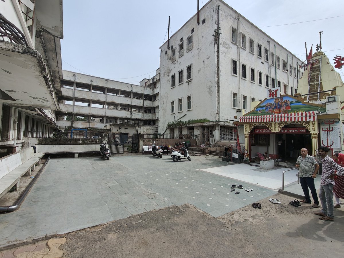 Mother Goddess has refused to relocate. So said the poojari of Khodiyar Mata temple inside Ahmedabad Civil Hospital - the Oracle who consulted the deity &amp; now stands in the way of construction of an 1,800-bed hospital in the largest govt healthcare facility in western India. 🧵