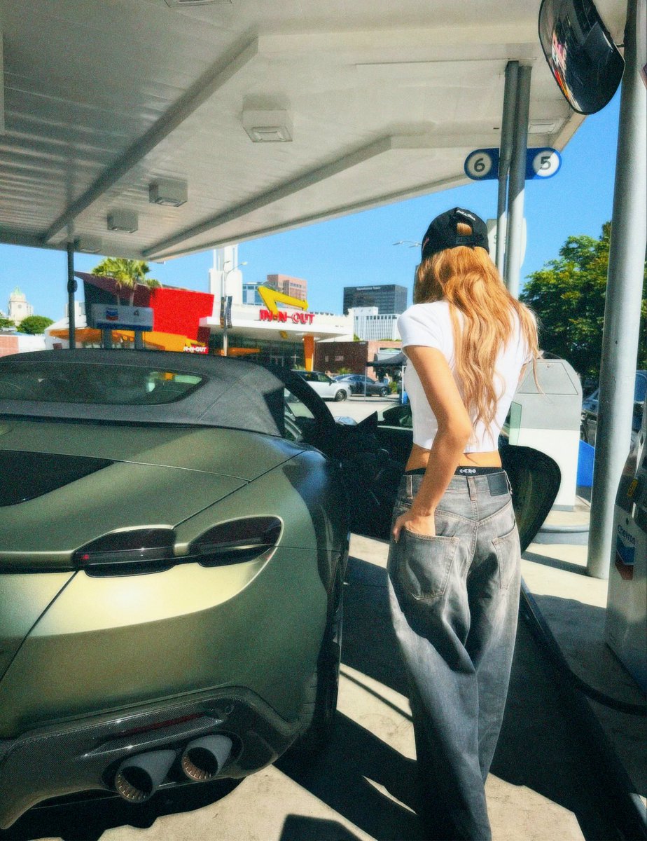 yk2aii's tweet photo. SHE’S FOR THE GIRLS 🥵 https://t.co/LPgaGRzMhC