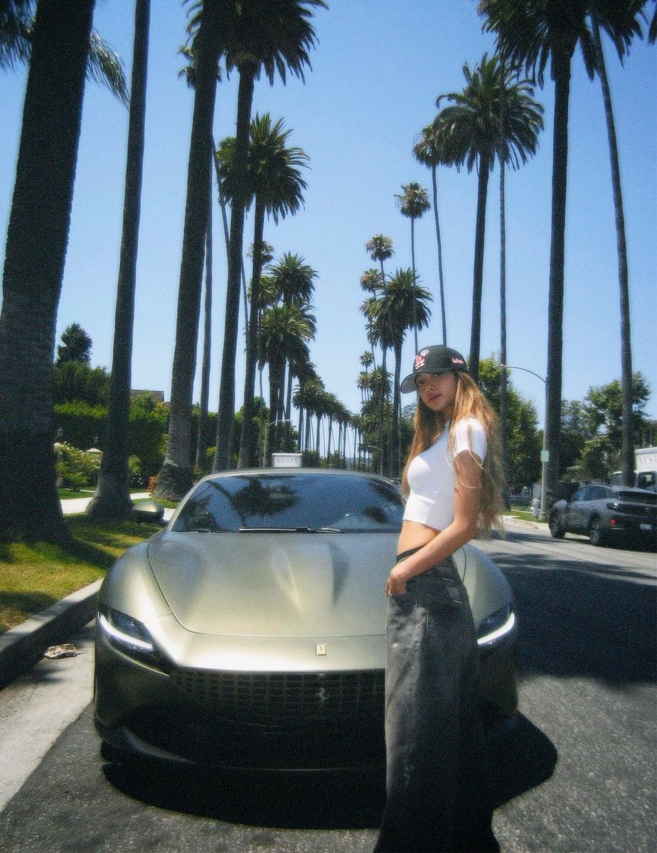 yk2aii's tweet photo. SHE’S FOR THE GIRLS 🥵 https://t.co/LPgaGRzMhC