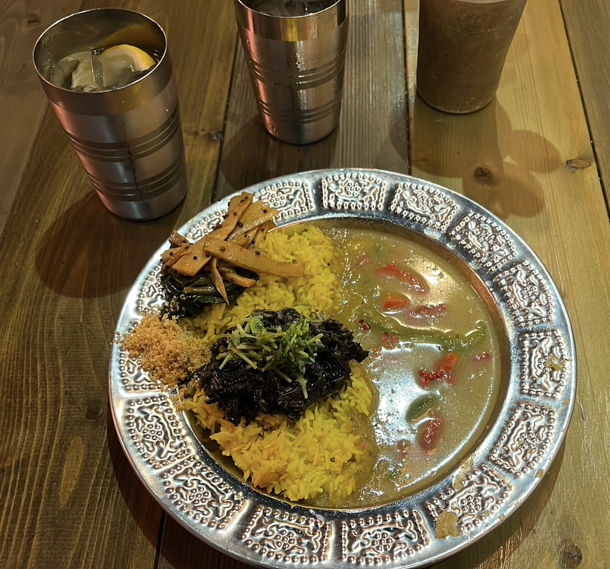 今日は仕事休みなので、久々に行けてなかった近所のスパイスカレー屋さんへ🍛
カレーが濃ゆくて、それがレモンサワーにマッチしてうまうま