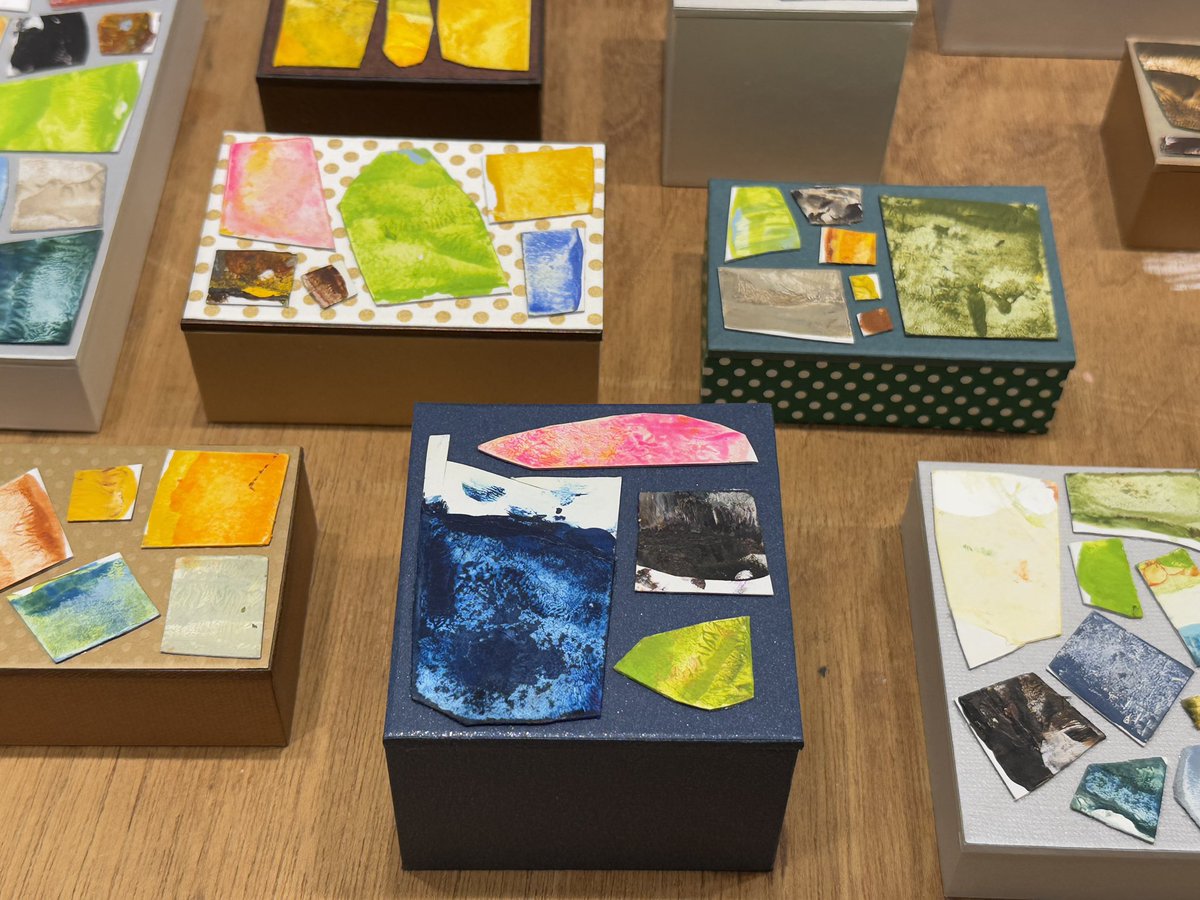 uresica's tweet photo. 1階にも作品を展示しています。杉山巧さんの筆がわりの紙片が配置された一点物の手製箱、細川葉子さんの「HAKOSICA」も人気です。紙片に浮かぶ風景の断片。#HAKOSICA #杉山巧 #細川葉子 https://t.co/luiIwPsCst