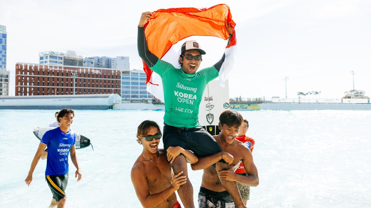 ainurohman's tweet image. Kabar Baik dari Korea Selatan
*Ketut Agus🇮🇩 juara Siheung Korea Open 2025 World Surf League (WSL) Qualifying Series 6000. Ketut, No. 1 dari 96 surfer.
*Dhea Novitasari🇮🇩 juara Siheung Korea Open 2025 WSL Longboard Qualifying Series. Dhea, No. 1 dari 16 surfer, gelar event WSL…