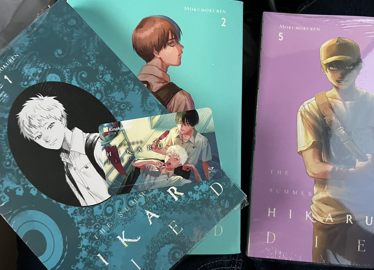 Shroodle2's tweet image. just bought some the summer hikaru died books from kinokuniya!! well actually volume 2 isn’t from kinokuniya but i wanted to include it anyways . also iLOVE the tshd giftcard it’s so cutes #tshd #thesummerhikarudied #HikarugaShindaNatsu