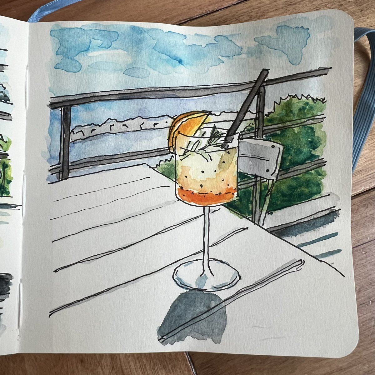 studiolaut's tweet image. 昨日ランチした海沿いカフェ「｢DOUBLEU DINER(ダブリューダイナー)｣さんのオレンジスカッシュと窓からの景色。
海を見ながらのんびり出来る素敵空間でした。
#doubleudiner
#オーシャンビュー
#海沿い
#スケッチ