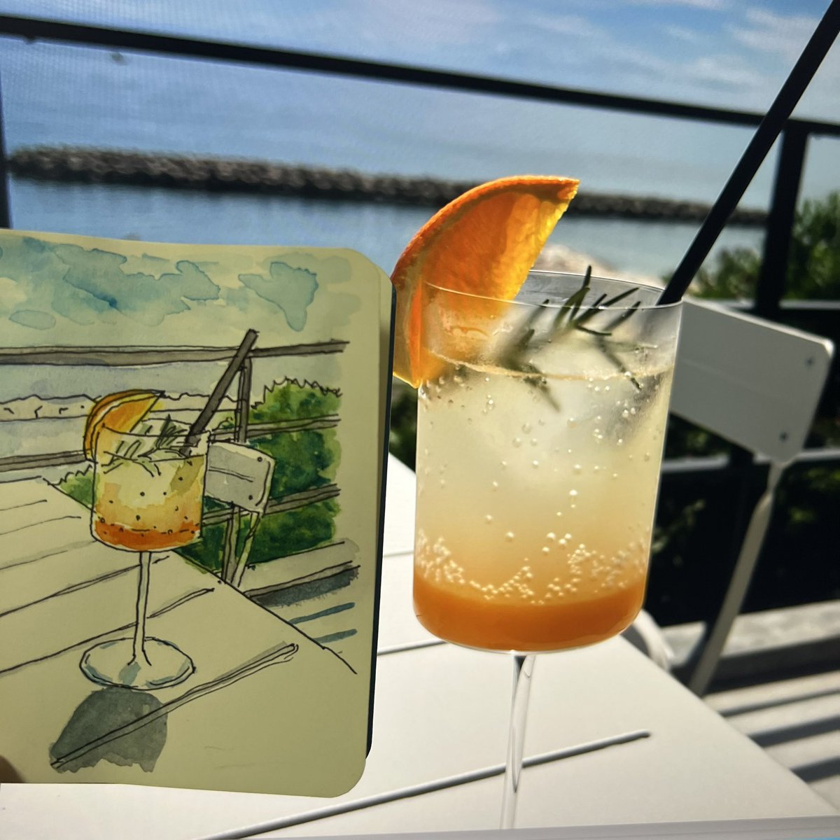 studiolaut's tweet image. 昨日ランチした海沿いカフェ「｢DOUBLEU DINER(ダブリューダイナー)｣さんのオレンジスカッシュと窓からの景色。
海を見ながらのんびり出来る素敵空間でした。
#doubleudiner
#オーシャンビュー
#海沿い
#スケッチ