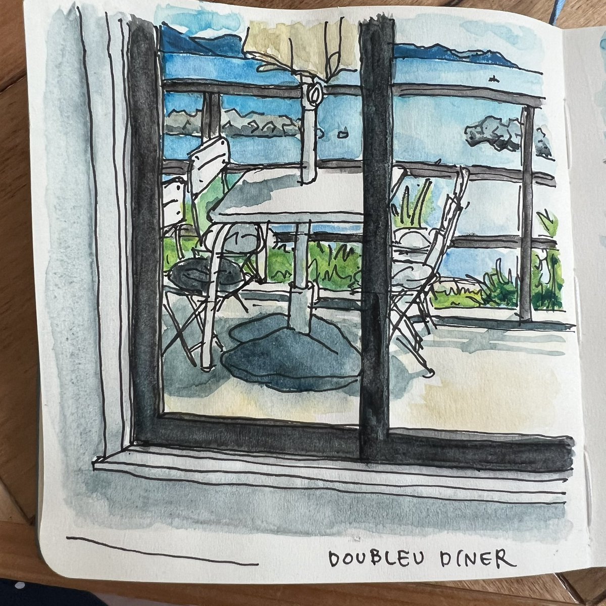 studiolaut's tweet image. 昨日ランチした海沿いカフェ「｢DOUBLEU DINER(ダブリューダイナー)｣さんのオレンジスカッシュと窓からの景色。
海を見ながらのんびり出来る素敵空間でした。
#doubleudiner
#オーシャンビュー
#海沿い
#スケッチ