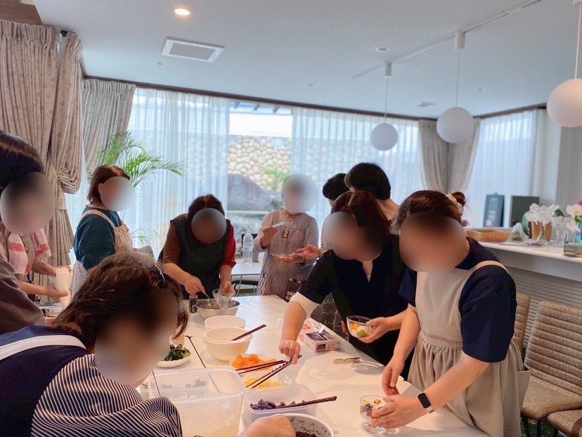 KORIYAMAKYOUKAI's tweet image. 🌸カフェはなかつみからのお知らせ🌸
7月17日、カフェでの初イベントとしてスイーツの会を開催しました✨
15人の方々が参加して下さり、あんみつをそれぞれ自由にトッピングし、お茶を飲みながら基台や区域を越えて交流する時間となりました❗️…
