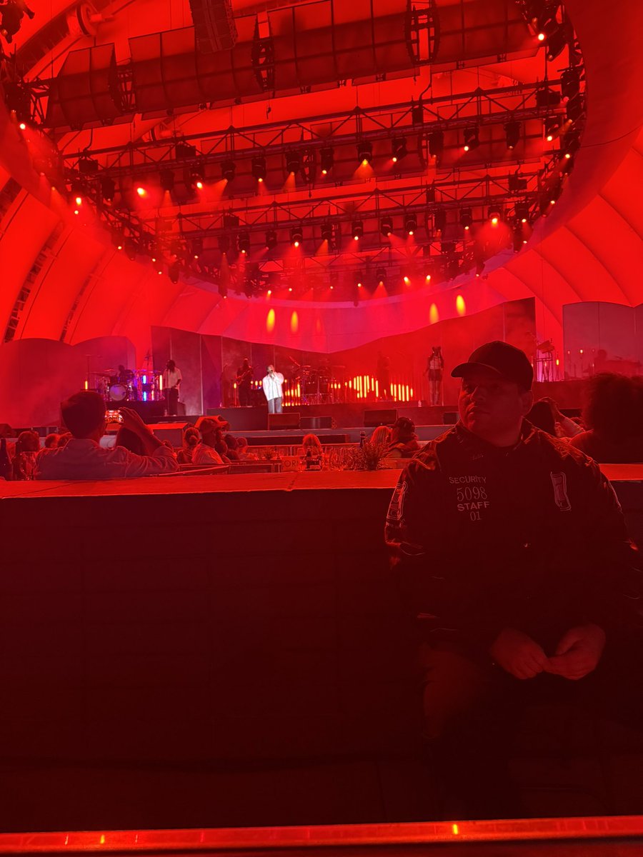 dwannb's tweet image. The only problem with the front row is i cant smoke my reefer with security looking right at me. 😐😐😐