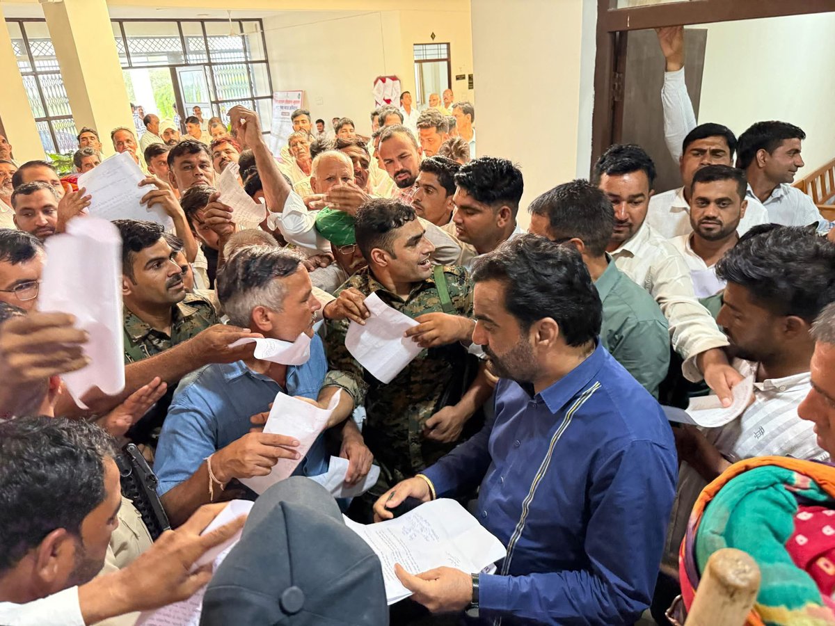 राजस्थान का एक मात्र किसान नेता <a href="/hanumanbeniwal/">HANUMAN BENIWAL</a> जी जो किसान कॉम की सेवा कर रहा हैं ।
जिसको ज्ञापन देने की जरूरत नहीं, ज्ञापन लेने आता हैं।