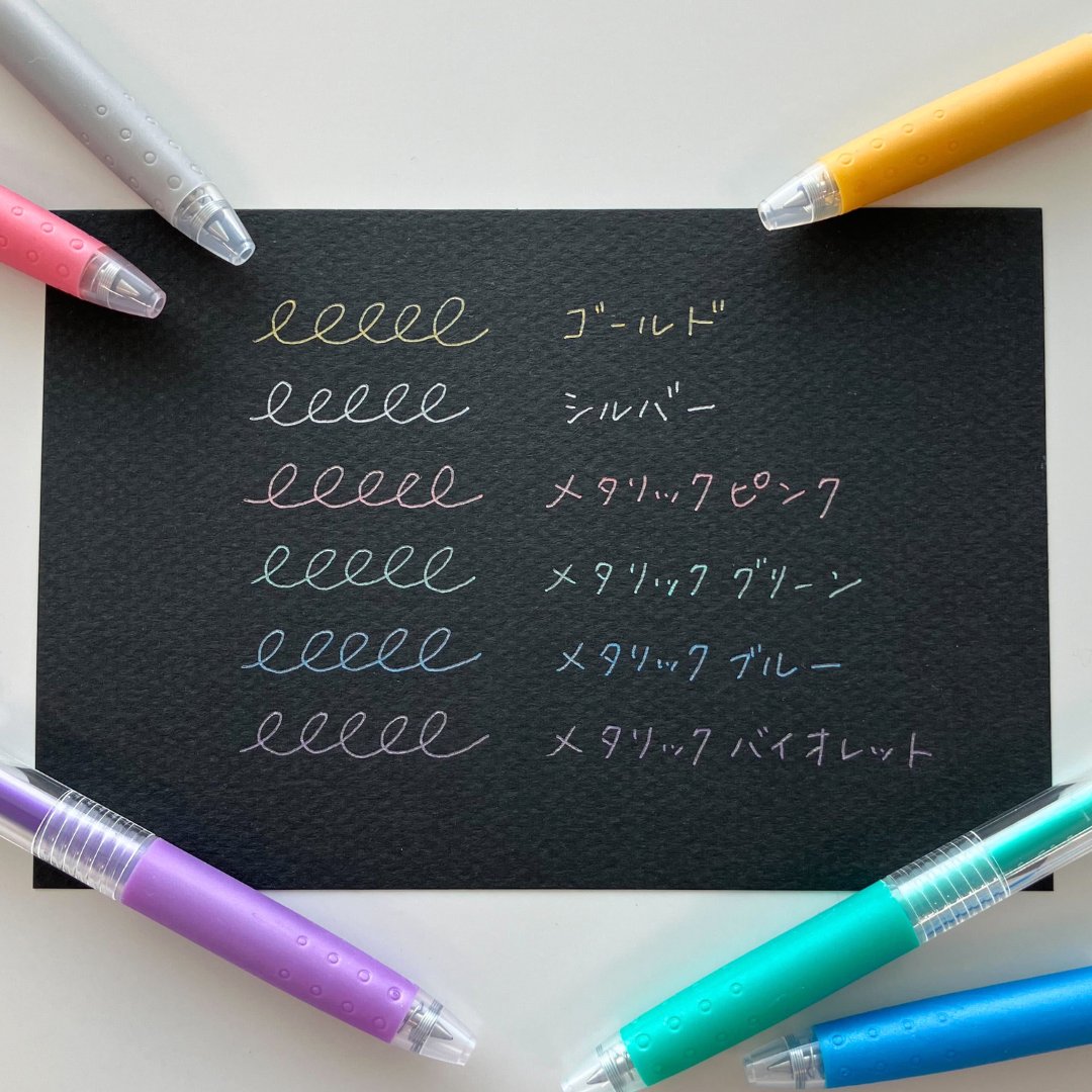 PilotPenJP's tweet image. こんにちは、PILOTの滑書です👓
花火大会の季節がやってきました!🎆
夜空にきらめく花火を見ると、ジュースのメタリックカラーが思い浮かびます✨これが職業病…
暗い色の紙にも映えるこのインクは、まさに花火の輝きを表現するのにぴったりです。…