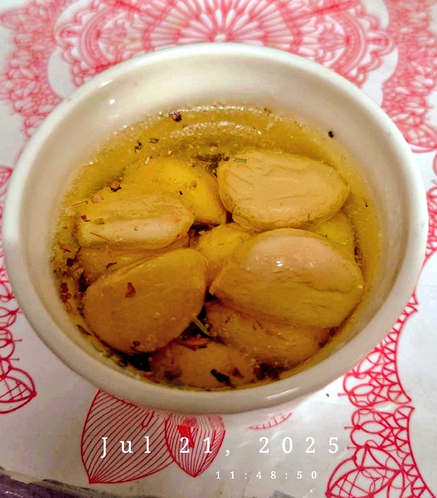 早上爬起來做油封大蒜
現在手上都是大蒜味道