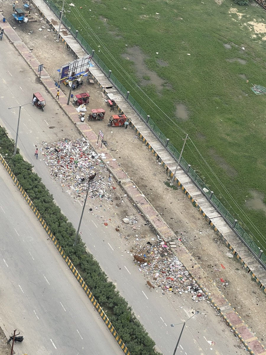 baisakhi_roy's tweet image. Noida authority is totally failed to stop such mess. We are facing this health hazard daily in Noida Sector 75. Why no strong step is being taken to stop this?Is this clean Noida?