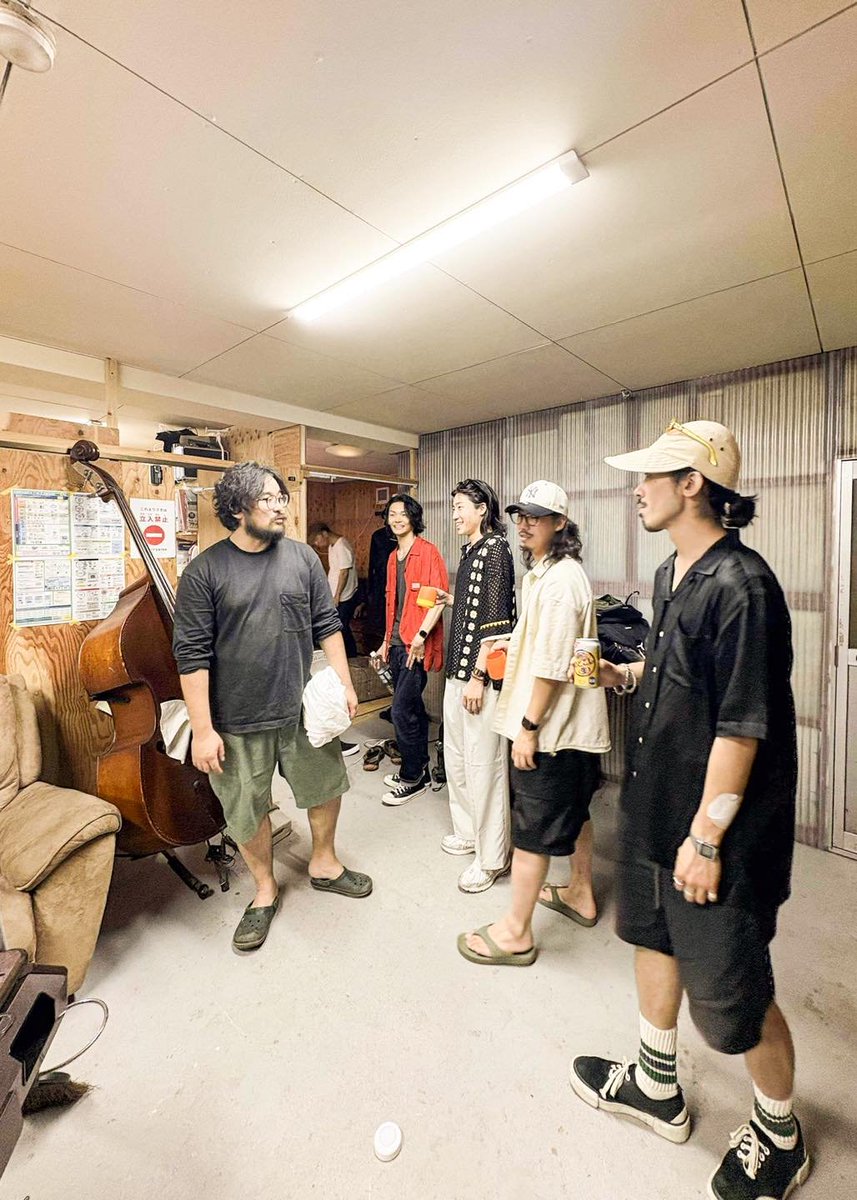 On_Co0311's tweet photo. 「水谷部屋」に生まれ変わった初夜。
狭い部屋でゲームに夢中な若者たち。
にーな：「たけさんが表札と���ンターフォンを付けるって言ってたので、いつかシーサーも置いて欲しいです」と、なんともほっこり要望も
一方、手前の会議室では大人組がまじめに事業の話。
遊びと学びが隣り合わせな夜でした📷 https://t.co/mThkEv20l0