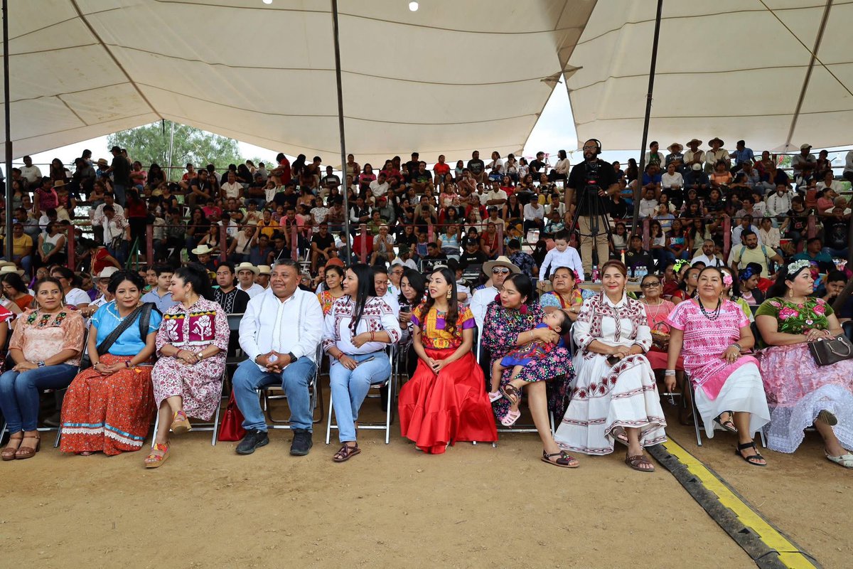 CV Noticias (@cvnoticiasoax) on Twitter photo La presidenta del partido <a href="/FuerzaMexicoOax/">Fuerza Por Oaxaca</a>, <a href="/SalomeMtzS/">Salomé Martínez Salazar</a>, disfrutó de la Guelaguetza Sahandevui, un espacio de alegría, color y profundo orgullo por sus raíces.
Agradeció la cordial invitación de la Presidenta Municipal de #SantaCruzXoxocotlán, Nancy Benítez. La presidenta del partido <a href="/FuerzaMexicoOax/">Fuerza Por Oaxaca</a>, <a href="/SalomeMtzS/">Salomé Martínez Salazar</a>, disfrutó de la Guelaguetza Sahandevui, un espacio de alegría, color y profundo orgullo por sus raíces.
Agradeció la cordial invitación de la Presidenta Municipal de #SantaCruzXoxocotlán, Nancy Benítez.