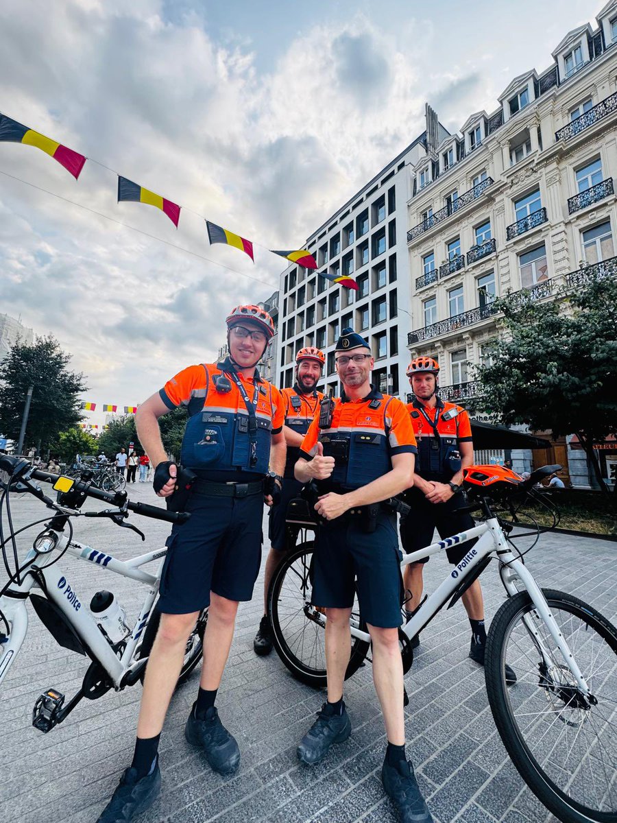 DAVIDSTEVENS83's tweet image. ๐ง๐ช Voor Vorst, voor Vrijheid en voor Recht!
Vandaag dragen we de kleuren van ons land met trots โ niet alleen op ons uniform, maar in ons hart.
Samen met collegaโs, onder รฉรฉn vlag: Voor Belgiรซ.
Eendracht maakt macht. Altijd.